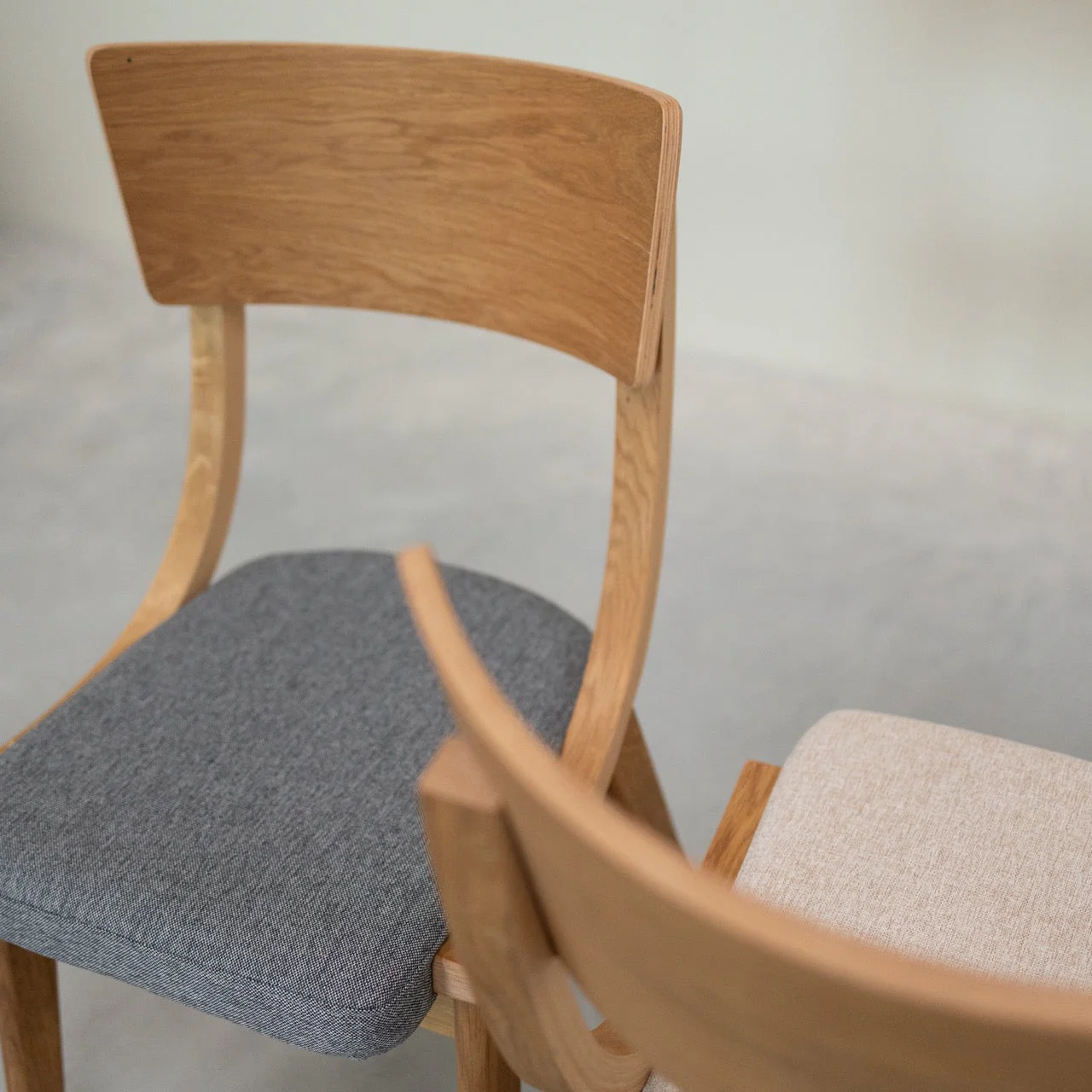 Chaise en bois massif de chêne Lucas, revêtement Gris/Beige - Lot de 2 ou 4 chaises - NordicStory - Image 13