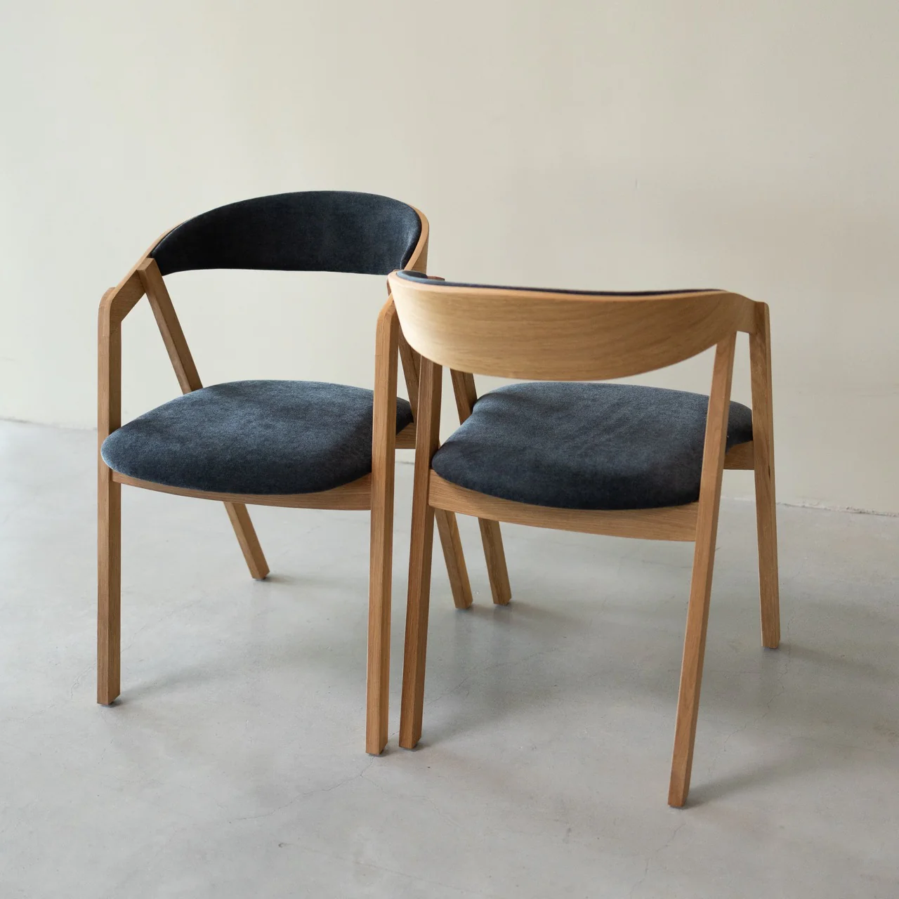 Chaise en bois massif de chêne Knut, revêtement Beige/Gris Anthracite - Lot de 2 ou de 4 chaises - NordicStory - Image 2
