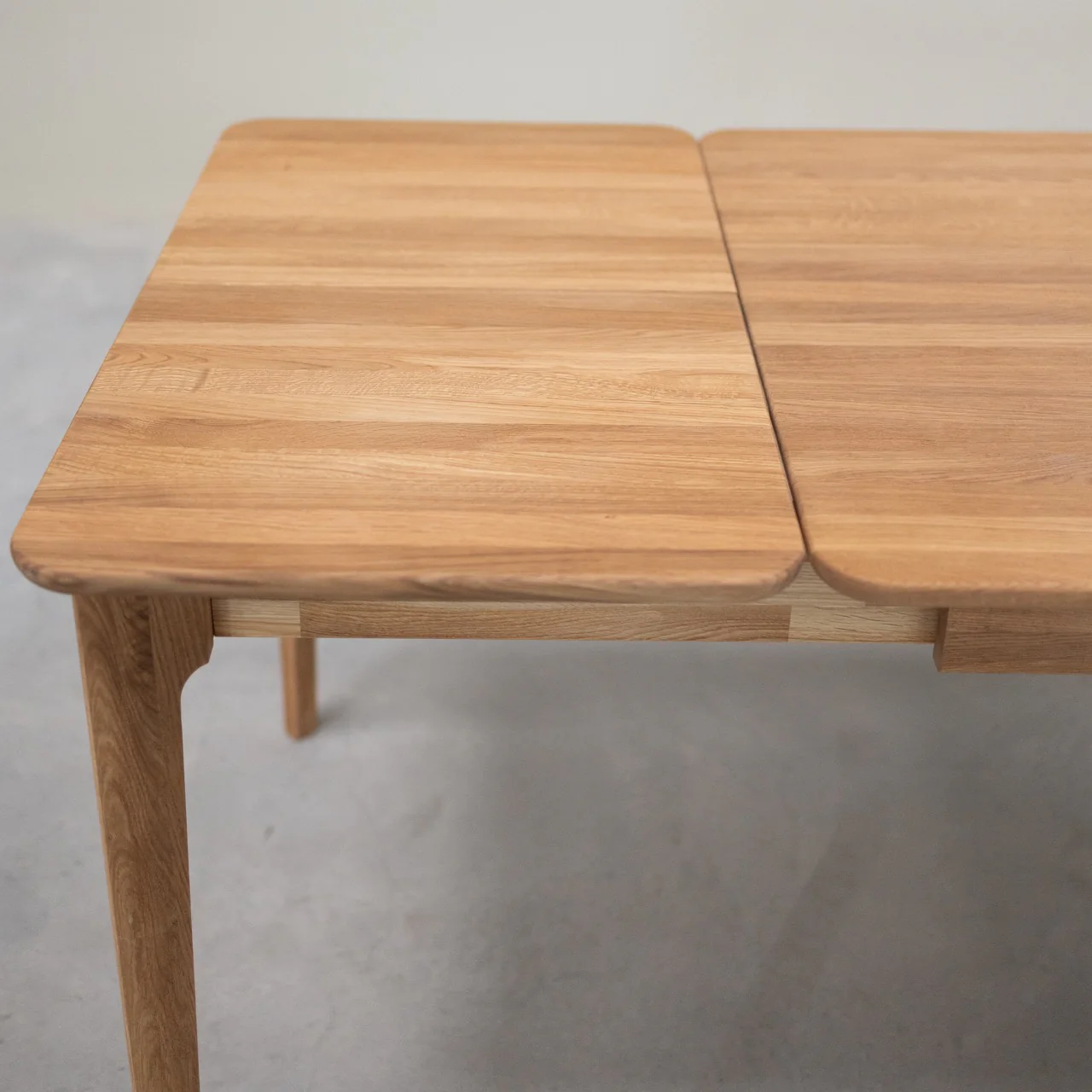 Table à manger rectangulaire extensible en bois massif de chêne Astrid - NordicStory - Image 5