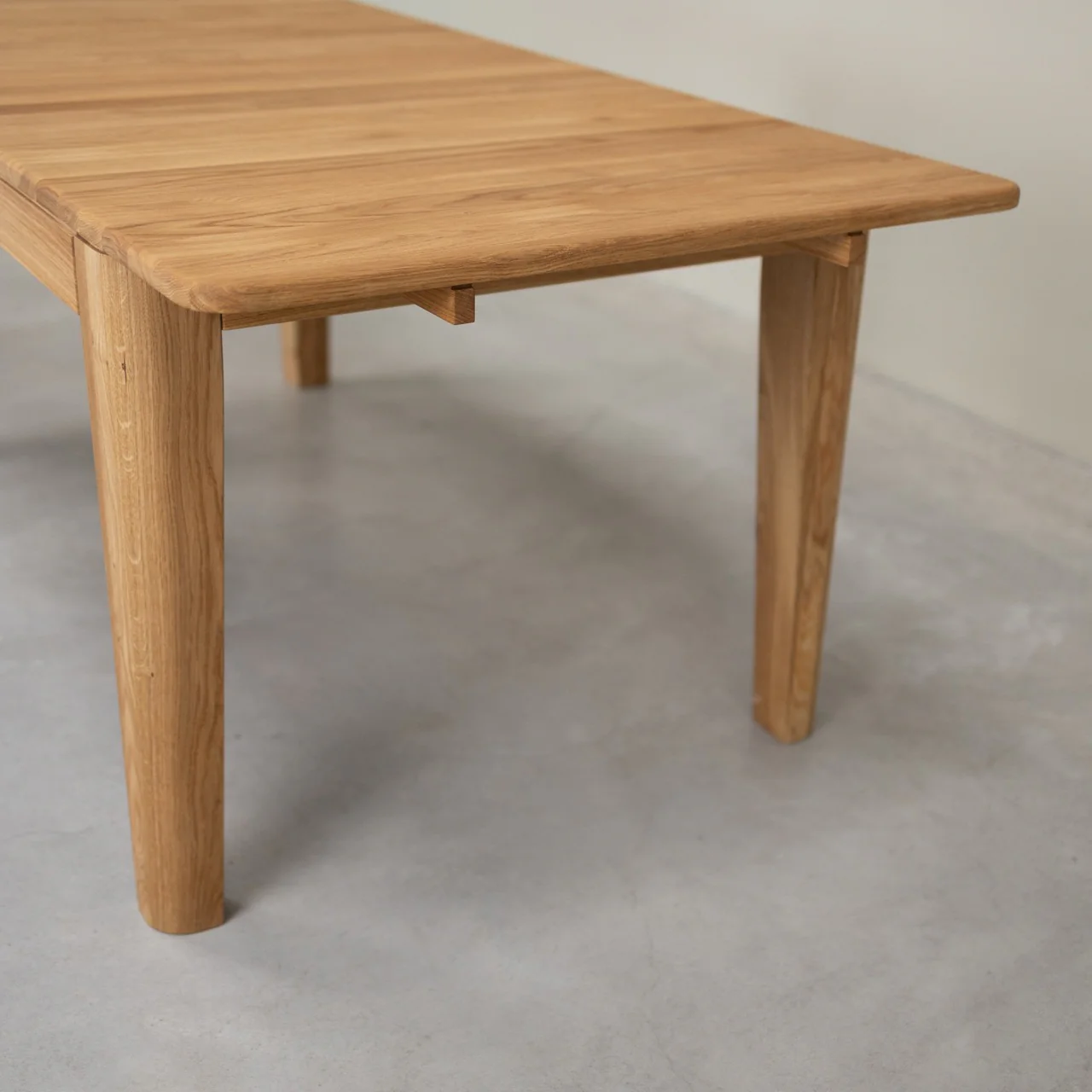 Table à manger rectangulaire extensible en bois massif de chêne Kodama - NordicStory - Image 18