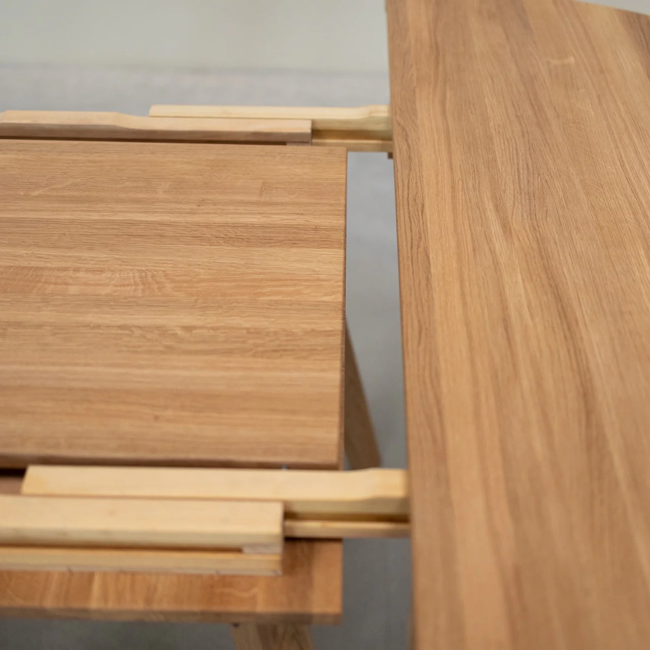 Table à manger ronde extensible en bois massif de chêne Léa - NordicStory - Image 10