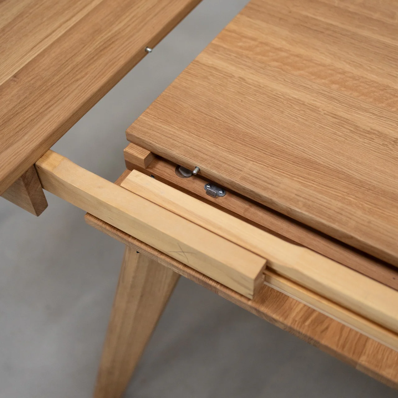 Table à manger ronde extensible en bois massif de chêne Léa - NordicStory - Image 11