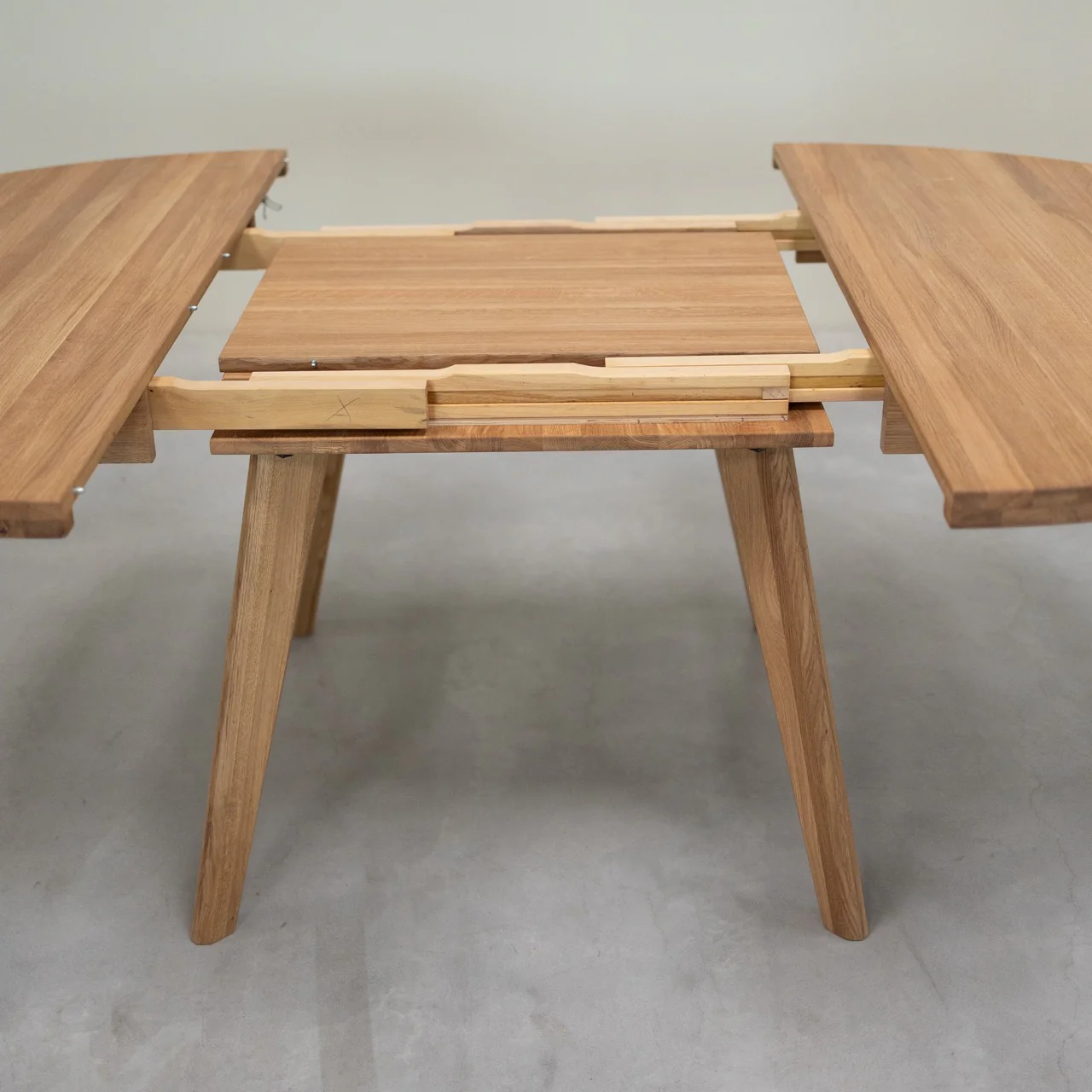 Table à manger ronde extensible en bois massif de chêne Léa - NordicStory - Image 8
