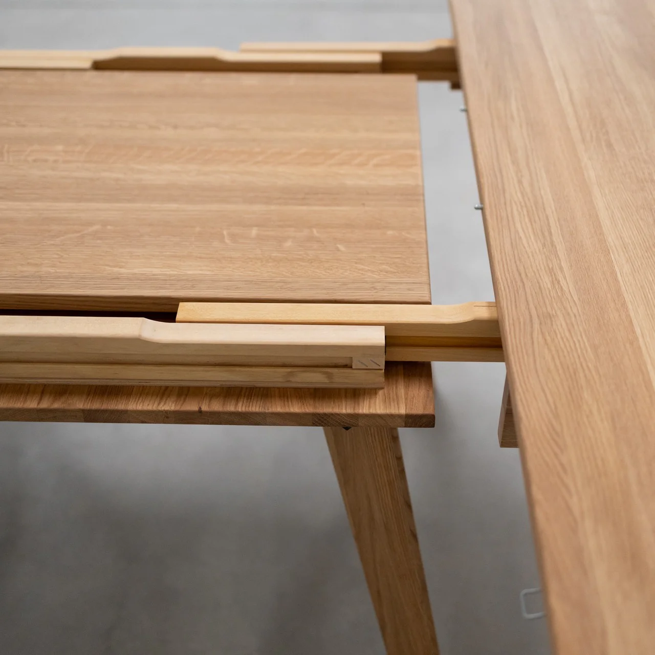 Table à manger ronde extensible en bois massif de chêne Léa - NordicStory - Image 9