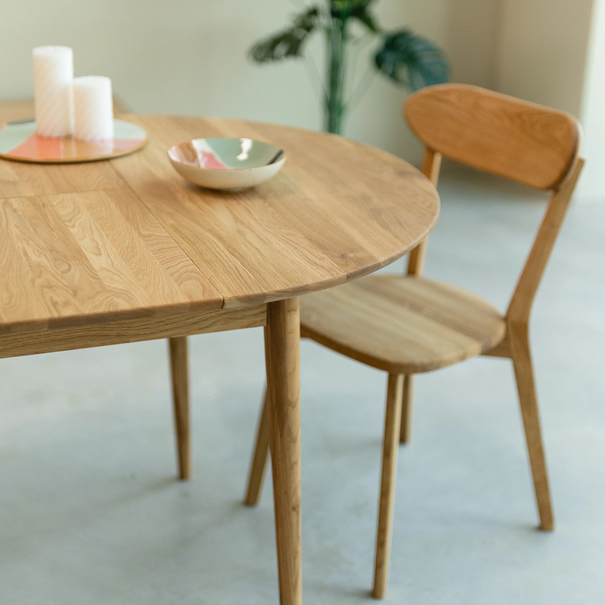 Table à manger ronde extensible en bois massif de chêne Malmo - NordicStory - Image 6