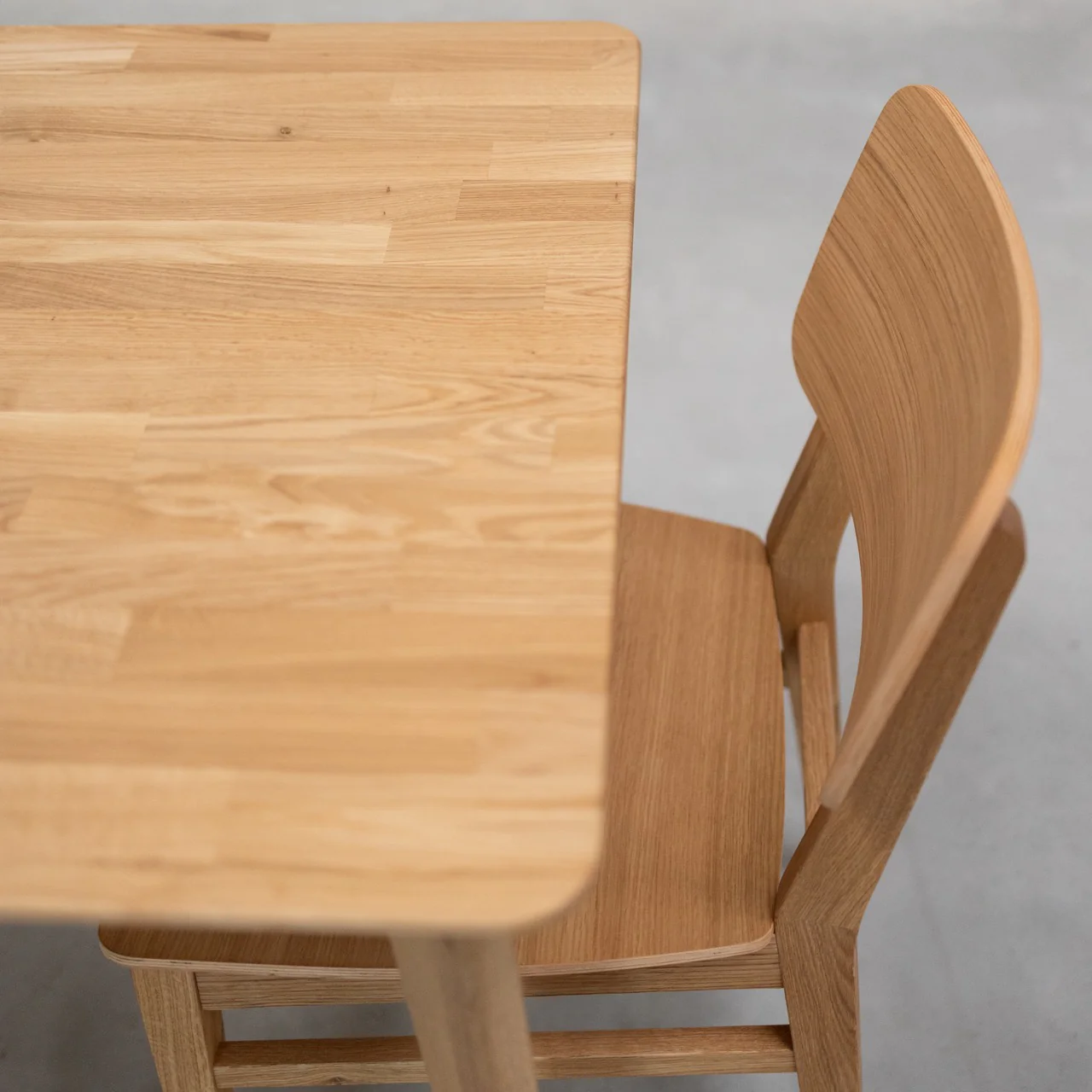Table à manger carré en bois massif de chêne Gustaf - NordicStory - Image 5