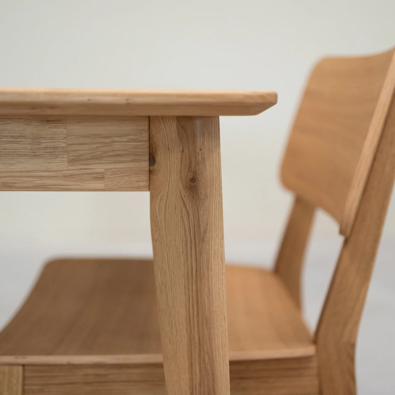 Table à manger carré en bois massif de chêne Gustaf - NordicStory - Image 6